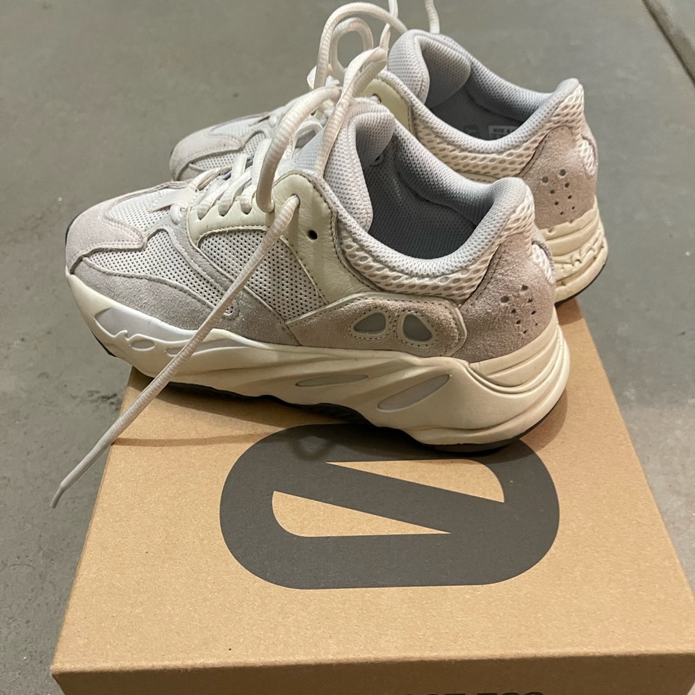 Yeezy 700 Analog - Picture 3 of 8